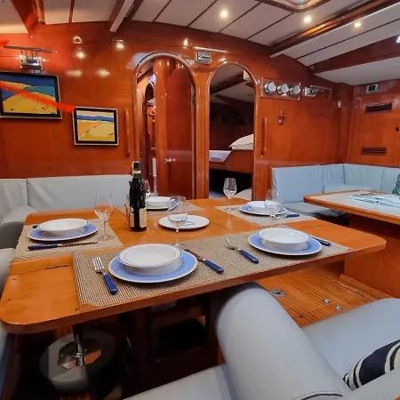 Botel !perfect Sailboat To Relax At The Port Forum! Barcelona